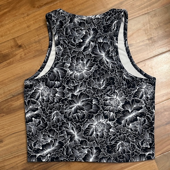 Navy and White Floral Athletic Crop Top - Picture 3 of 3